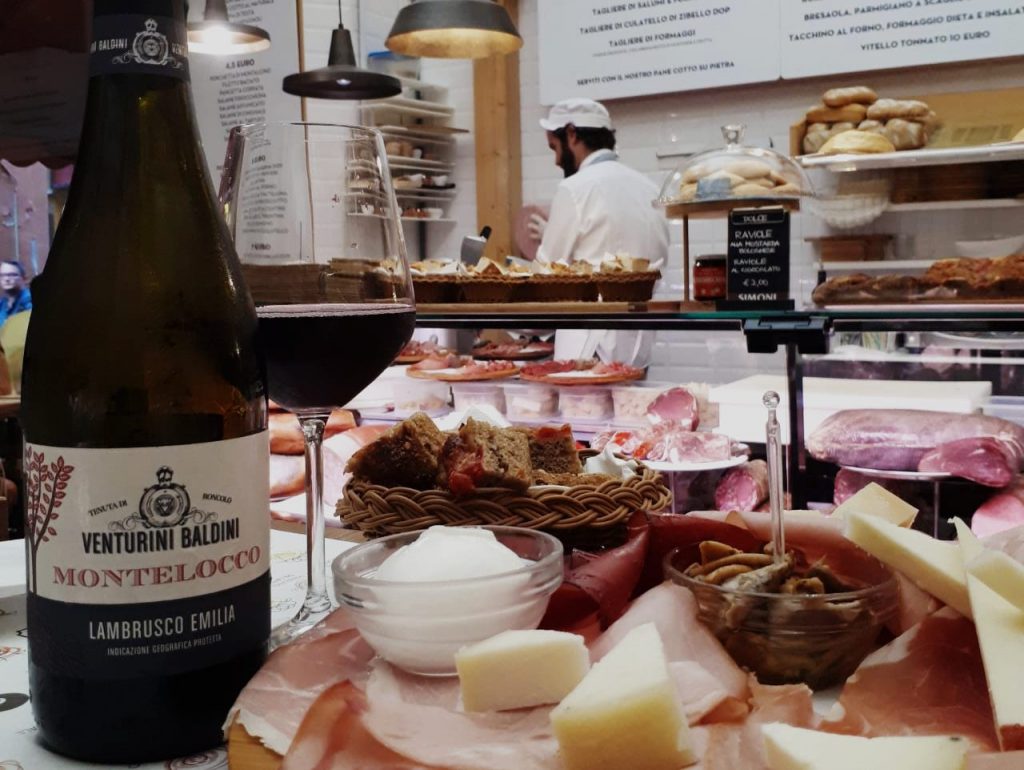 Vinho Lambrusco harmonizado com tábua de frios e queijos  Italianos