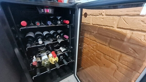 Configuração da adega de vinhos climatizada