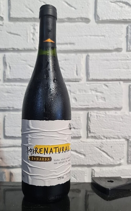 Vinho Sobrenatual com rótulo danificado na adega