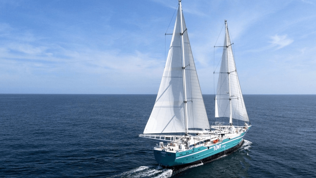 Champagnes são entregues por veleiro